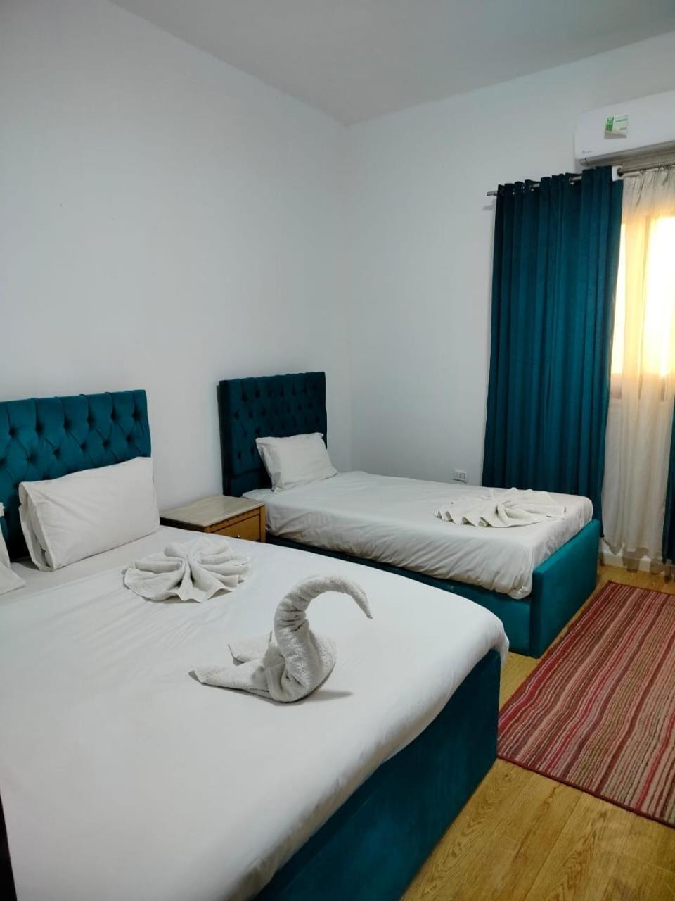 Anubis Kingdom Pyramids Hostel Kafrat al Jabal Bagian luar foto