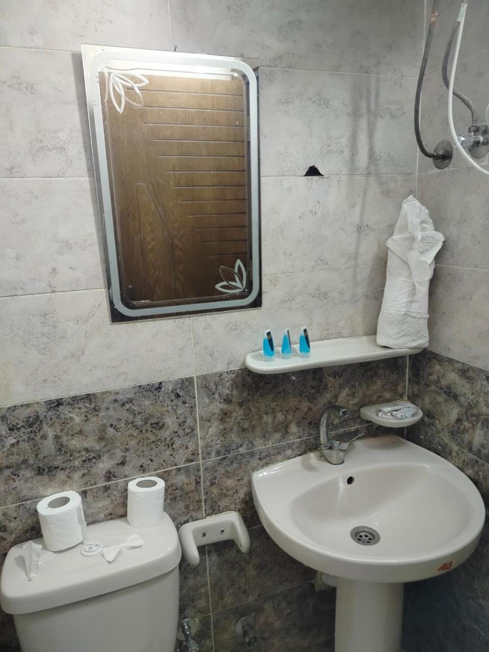 Anubis Kingdom Pyramids Hostel Kafrat al Jabal Bagian luar foto