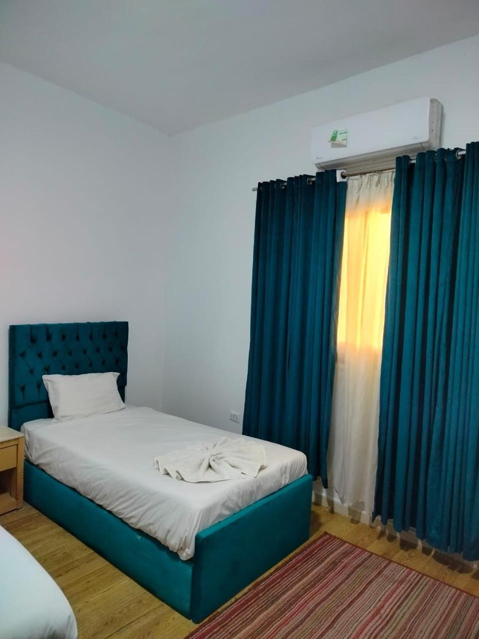 Anubis Kingdom Pyramids Hostel Kafrat al Jabal Bagian luar foto