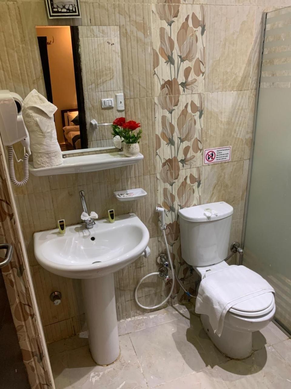 Anubis Kingdom Pyramids Hostel Kafrat al Jabal Bagian luar foto