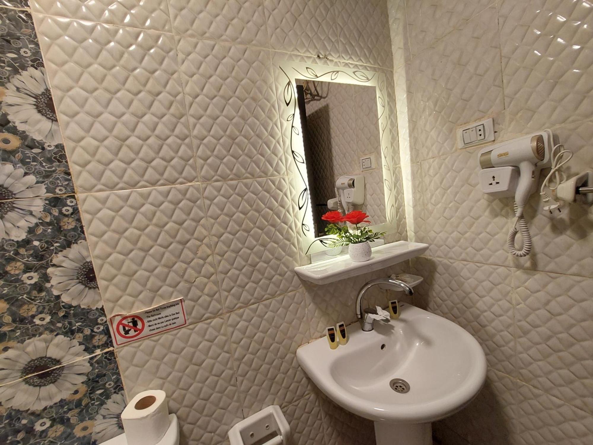 Anubis Kingdom Pyramids Hostel Kafrat al Jabal Bagian luar foto