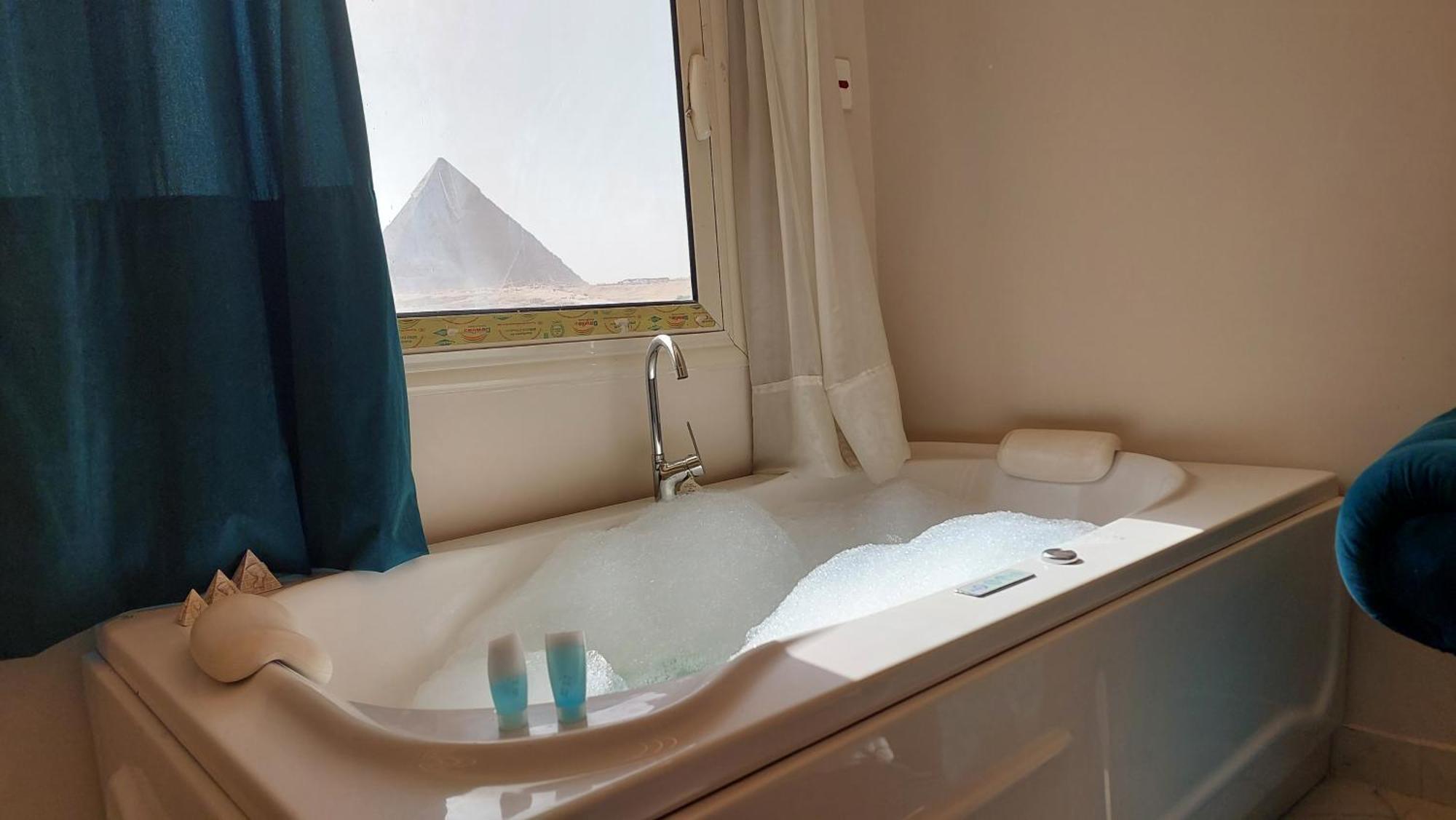 Anubis Kingdom Pyramids Hostel Kafrat al Jabal Bagian luar foto