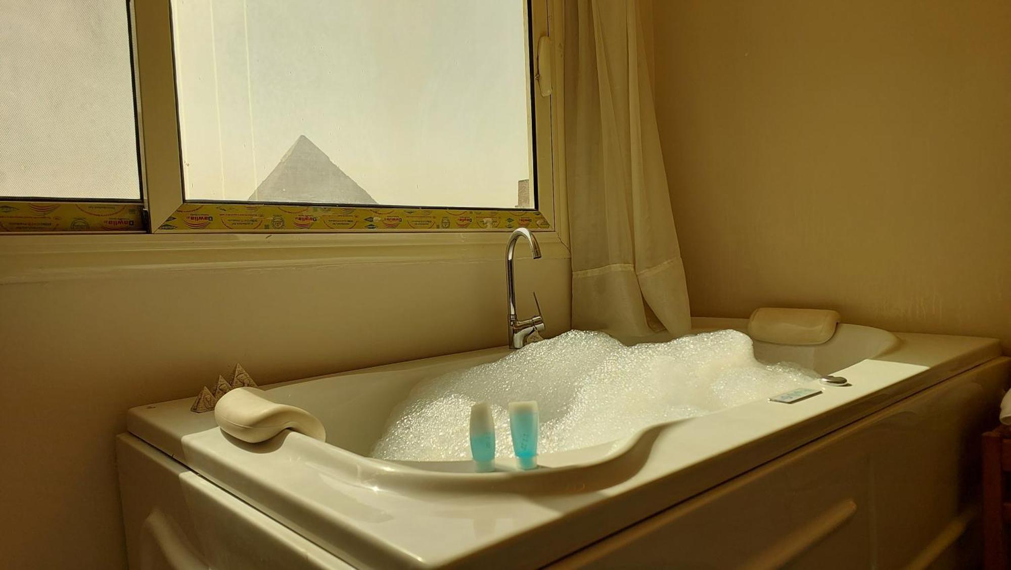 Anubis Kingdom Pyramids Hostel Kafrat al Jabal Bagian luar foto